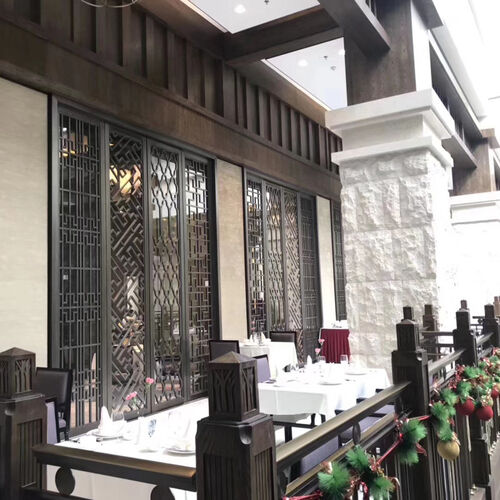 ΕΠΙΤΡΟΠΟΣ Προσαρμογής οθόνης από ανοξείδωτο χάλυβα σε ξενοδοχείο υψηλού επιπέδου