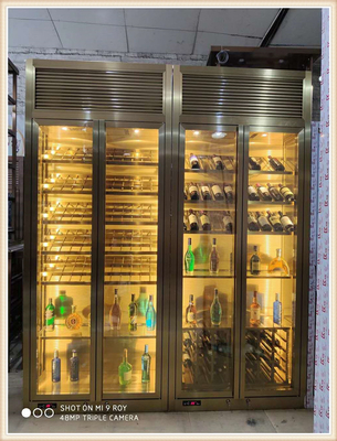 Το γραφείο κρασιού επένδυσης SS PVD αυξήθηκε χρυσός ορείχαλκος 2 ελεγχόμενο ψυγείο επίδειξης κρασιού ανοξείδωτου πορτών θερμοκρασία