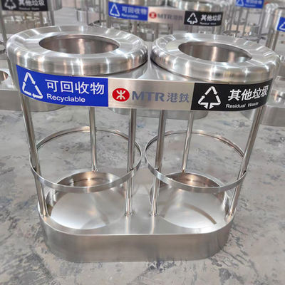 Καλή τιμή Εξατομικευμένος μεταλλικός κάδος απορριμμάτων ανακύκλωσης από ανοξείδωτο χάλυβα ασημί χρώματος για αίθουσα μετρό σε απευθείας σύνδεση